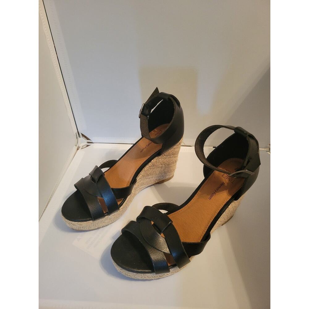 Size 7 Time and Tru Shoes - Picture 2 of 3